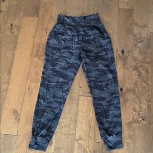 Athleta salutation camo joggers